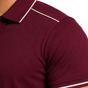 Polo Premium Color Borgoña para Hombre con Franja en el Hombro y Detalle Lateral en Contraste, Bordado de Logotipo Personalizado - Product Image 4