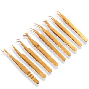 Pince à cils de haute précision en acier inoxydable avec pointes affûtées à 45 degrés, manche en fibre dorée, sous votre propre marque. - Product Image 4