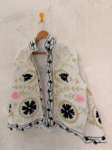 Veste Suzani en coton et lin blanc de qualité supérieure, brodée de fleurs, manches longues, col montant, faite à la main, style bohème, vêtement d'extérieur pour l'hiver - Product Image 3