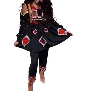 Kurti tribal moderne court noir style peplum avec broderies rouges en forme de diamant et accents de pièces de monnaie à la taille, élégant - Product Image 2