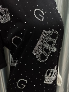 Camiseta de punto negra con pedrería para mujer, cuello redondo, manga corta, 100% algodón, antiarrugas, ideal para escenario, fiestas y ropa urbana. - Product Image 6