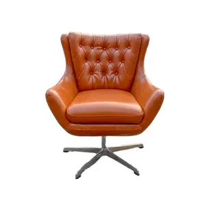 Fauteuil Bekleed Met Hoogwaardig Oranje Leer, Eenpersoonsbank In De Woonkamer Met Modern En Neoklassiek Ontwerp