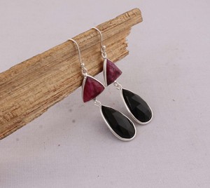 Boucles d'oreilles en zoïsite rubis naturel et onyx noir, en argent sterling 925, facettées, multi-pierres, pendantes, faites à la main, bijoux en gros - Product Image 1
