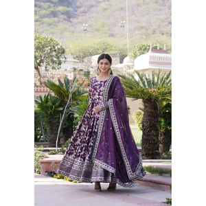 Vestido de Fiesta Hecho a Mano con Corte en A, Lentejuelas Bordadas y Cintura Imperio, Elegante con Dupatta - Product Image 4