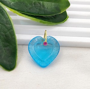 Colgante de cuarzo topacio azul de 20 mm con forma de corazón, tallado a mano - Proveedor de joyería con dijes de corazón chapados en oro - Product Image 1