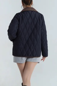 Veste matelassée respirante à capuche pour femme, coupe ajustée, automne/hiver, garniture en peau de mouton, tissu en toile, rembourrage en nylon/polyester, logo personnalisé - Product Image 6