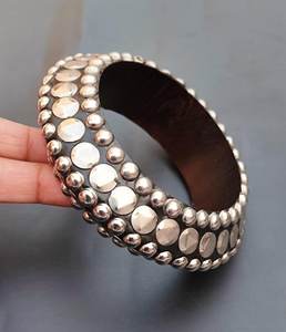 Brazaletes de latón hechos a mano con diseño moderno en relieve, diseño personalizado, accesorios para niñas de Universal Overseas en India. - Product Image 4