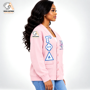 Cárdigan Varsity Extra Largo de Poliéster Casual Gamma Phi Delta de Primera Calidad para Mujer, con Bordado, Cinturón y Personalizable, Antiarrugas - Product Image 3