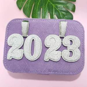 Colgante Personalizado con Letras y Números Grandes, con Diamantes CZ, Regalo Personalizado, Joyería Hiphop Brillante, Accesorios para Hombre - Product Image 1