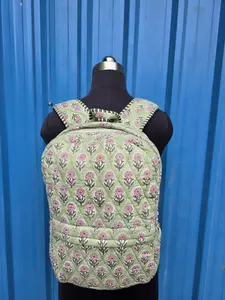 Sac à dos de week-end pour femme en coton matelassé léger fait main, motif floral, écologique, tissu vintage, fermeture éclair, pliable, lavable - Product Image 3