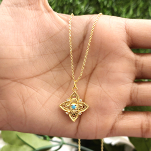 Collar colgante minimalista chapado en oro con múltiples gemas de corte redondo y circonitas, diseño de trébol, estilo vintage. - Product Image 6