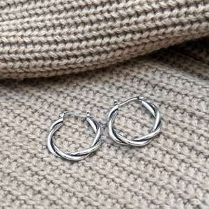 Pendientes de aro minimalistas retorcidos, modernos, de latón para mujer, chapados en plata, geométricos, venta al por mayor, OEM - Product Image 1