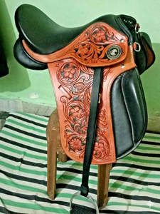 Silla de montar inglesa multiusos para salto y doma, cómoda, de cuero, con estructura de plástico y resistente para equitación. - Product Image 1