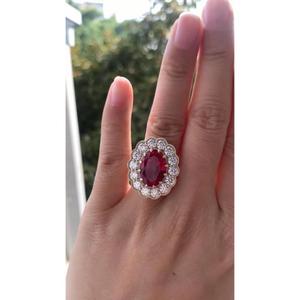 Bague de fiançailles ovale 5,0 carats en rubis rouge naturel et diamants, avec halo en or jaune massif 14 carats et alliance de mariage en moissanite pour femme - Product Image 1