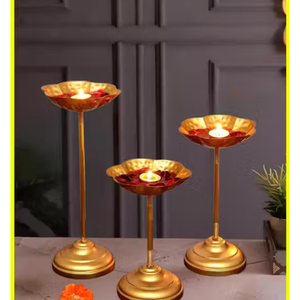 Portavelas decorativo de metal con acabado dorado en forma de tazón urli. - Product Image 1