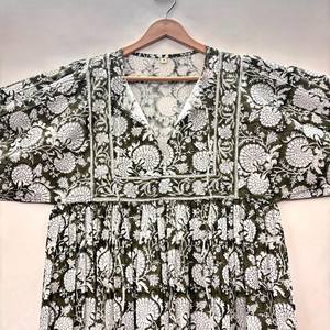 Chemise à col en V en coton 100% naturel, imprimé floral fait main, écologique, manches 3/4, ourlet à volants en dentelle, lavable, infroissable - Product Image 3