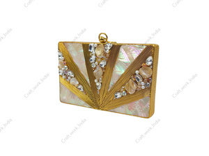 Bolso de mano indio de nácar con detalles de cristal de ágata y latón, diseño de lujo hecho a mano para fiestas y eventos. - Product Image 5