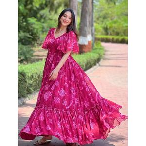 ชุดเดรสแม็กซี่พิมพ์ลายดอกไม้สีชมพูสำหรับผู้หญิง คอวี แขนพอง กระโปรงยาวทรงบาน - Product Image 2