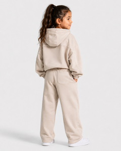 Ensemble de survêtement beige surdimensionné pour fille avec détails contrastants, en molleton de coton respirant, comprenant un sweat à capuche premium et un pantalon de survêtement à jambes larges - Product Image 4
