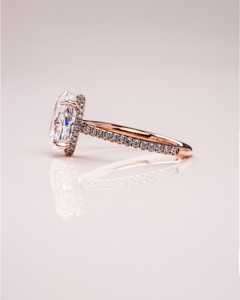 Bague solitaire élégante et luxueuse en or massif 14 carats avec diamant ovale de laboratoire serti à griffes et bande pavée, pour femme, idéale pour mariage ou fiançailles. - Product Image 5