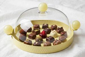 New Arrival Pastel Yellow Round Hammered Metal Serving <b>Tray</b> Clear <b>Glass</b> Dome Lid Acrylic Cloche Cake Stand Ball Handles - Product Image 2
