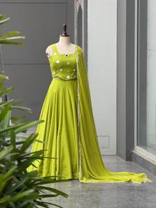 Ensemble prêt-à-porter de designer en rayonne et coton, comprenant un Lehenga Kali avec broderies miroir et diamants, une blouse en rayonne et coton et un dupatta en Georgette. - Product Image 4