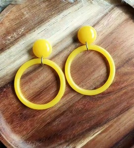 ต่างหูเรซิ่นลายแสงแดด ต่างหูเรซิ่นสีเหลืองมัสตาร์ด งานฝีมือเรซิ่น ต่างหูวงกลมเรซิ่น ต่างหูเรซิ่นลายหยดน้ำมะนาว สำหรับใส่ไปงานปาร์ตี้ - Product Image 4