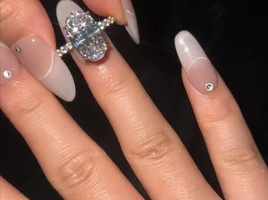 Élégante bague de fiançailles en argent sterling plaqué or blanc avec pierre latérale en moissanite de 5,0 carats de coupe ovale, couleur D, pureté VVS - Product Image 3