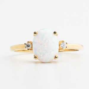 Anillo de Ópalo en Plata de Ley 925 con Baño de Oro Vermeil de 14K, Ópalo Ovalado con Detalles de Circonita Cúbica, Anillo Delicado con Piedra de Nacimiento de Octubre, Anillo Etéreo - Product Image 1