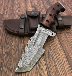 Couteau de camping artisanal de qualité industrielle, personnalisable OEM/ODM, avec lame en acier Damas, manche en bois, étui en cuir et pointe clip. - Product Image 1