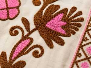 Chaqueta SUZANI de Terciopelo Bordado para Mujer, Cuello Redondo Floral, Hecha a Mano, Estilo Boho Étnico, Otoño, Largo Regular, Manga Larga, Tejida - Product Image 3