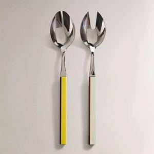 Un ensemble de couverts en métal soigneusement conçu avec des poignées en céramique améliore instantanément la présentation de la table, rendant même les repas simples d'une valeur exceptionnelle. - Product Image 4