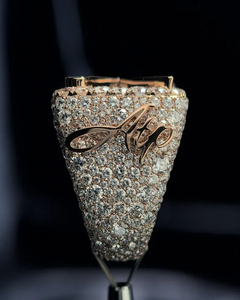 แหวนเพชรดีไซน์สั่งทำคุณภาพเยี่ยมในทองคำสีเหลืองสำหรับเป็นของขวัญวันครบรอบ พร้อมอัญมณีหลากหลาย คุณภาพและราคาส่งออก - Product Image 5