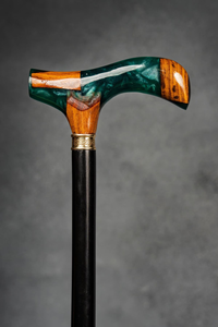 Bastón de Caminar Cómodo y Resistente de Resina y Madera Tallada con Diseño Ecológico para Caminatas Diarias - Product Image 4