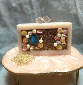 Bolso de Noche de Lujo Rojo con Efecto Mármol y Resina, con Cierre de Cisne Dorado, Incrustaciones Florales de Diamantes de Imitación, Bolso Ovalado para Novia/Boda - Product Image 5