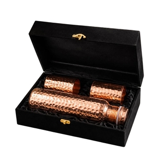 Ensemble de bouteilles d'eau en cuivre pur avec 2 verres – Vaisselle en cuivre à motif gravé doré royal dans un coffret cadeau en velours noir de luxe - Product Image 4