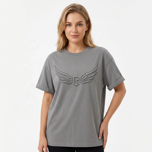 Camiseta de manga corta gris para hombre con alas en relieve y logotipo R en la parte delantera, cuello redondo informal, corte regular, tejido de punto. - Product Image 2