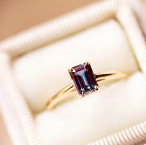 Bague halo en alexandrite, bague en alexandrite créée en laboratoire, bague à pierre changeante de couleur, alexandrite taille émeraude, bague pour cadeau de mariage - Product Image 1