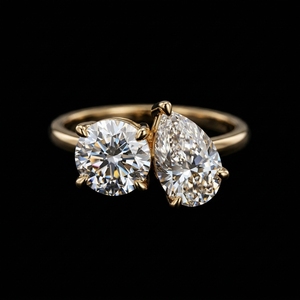 Anillo de compromiso Toi Et Moi de oro amarillo de 18 quilates con dos diamantes de corte redondo y corte pera, dos diamantes cultivados en laboratorio. - Product Image 1