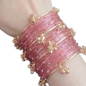 Ensemble de bracelets en verre rose tendance avec des breloques fleuries plaquées or et des perles imitation pour femmes, pour mariage et occasions spéciales. - Product Image 1