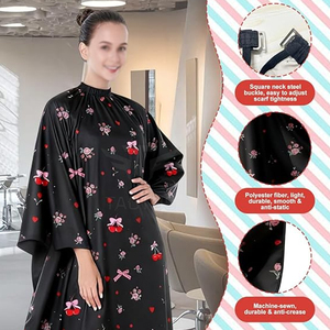 Cape de coiffure noire à imprimé floral cerise, en polyester anti-adhérent, avec fermeture à bouton-pression réglable - Product Image 4