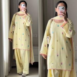 Traje Salwar Amarillo para Mujer, Estilo Romano, de Algodón Chanderi, con Bordado de Lentejuelas, Costuras Florales, Corte Regular, Tradicional Indio-Pakistaní - Product Image 2
