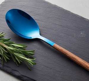 Ensemble de couverts bleus avec manches en bois, design minimaliste, couverts en métal durables pour la table - Product Image 4