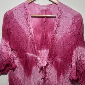 Top Rosa Intenso con Estampado Tie Dye para Mujer, Túnica Estilo Kaftan de Playa, Manga Abullonada 3/4, Vestido Elegante con Cuello en V Profundo y Amarre Frontal - Product Image 3