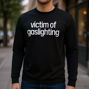 T-shirt a maniche lunghe Victim Of Gaslighting, girocollo nero, abbigliamento unisex per adulti - Product Image 3