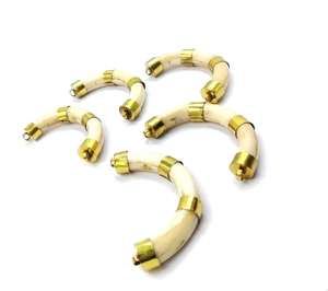 Pendentif en corne de buffle naturelle avec embouts dorés, forme incurvée polie - Product Image 3