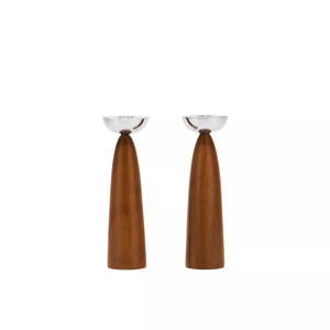Elegante par de candelabros cónicos de madera de estilo moderno de mediados de siglo, con copas plateadas pulidas, perfectos para una decoración de mesa elegante. - Product Image 1