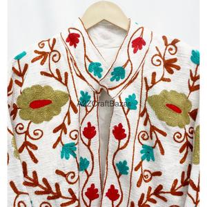 Chaqueta TNT 100% algodón hecha a mano en India con bordado Suzani, ecológica, transpirable, con cuello en V, manga larga y puntada abierta para mujer. - Product Image 4