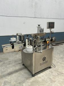 Machine d'étiquetage de bouteilles PET double face à grande vitesse, entièrement automatique, industrielle, pour autocollants plats, avec pompe à moteur – Meilleur prix - Product Image 3