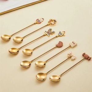 Juego de cubiertos de 4 piezas en oro mate con diseño de hojas en las mangos (cuchillo, tenedor, cuchara) - Product Image 3